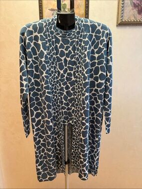 New no tags Ann Taylor Blue and White Giraffe-Print Long Sleeve Top